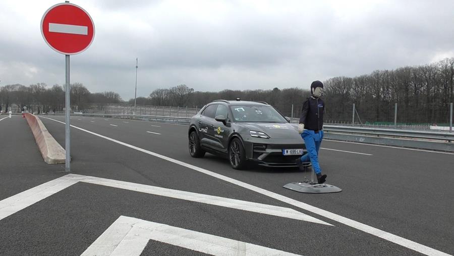 Assisted Driving: vier merken tonen hoe het wél moet