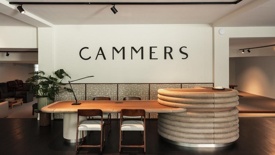 Uniek bureel in notelaar en nubuckleder