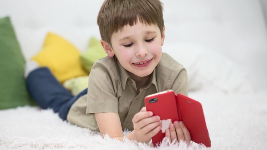 HGR: beperk schermtijd en sociale media voor kinderen