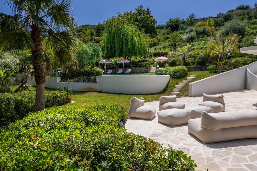 The Sicily Lobster House – Un jardin méditerranéen sculptépar le paysage